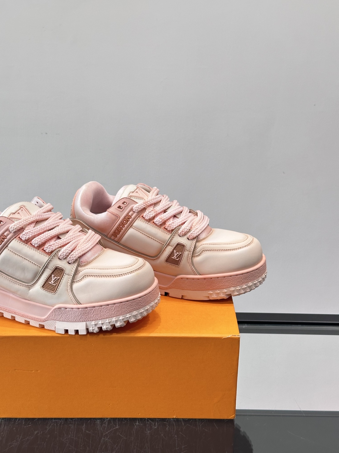 LV Trainer情侣👫运动鞋，采用优质皮革，鞋面有经典Monogram压纹，搭配金属LV标志，品牌感