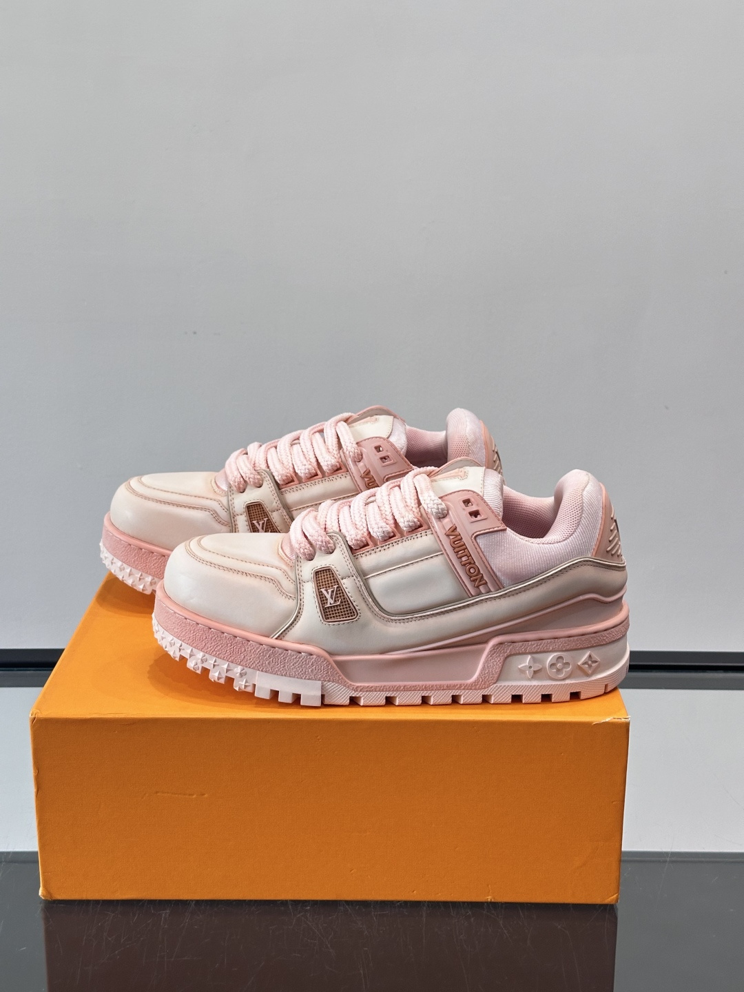 LV Trainer情侣👫运动鞋，采用优质皮革，鞋面有经典Monogram压纹，搭配金属LV标志，品牌感