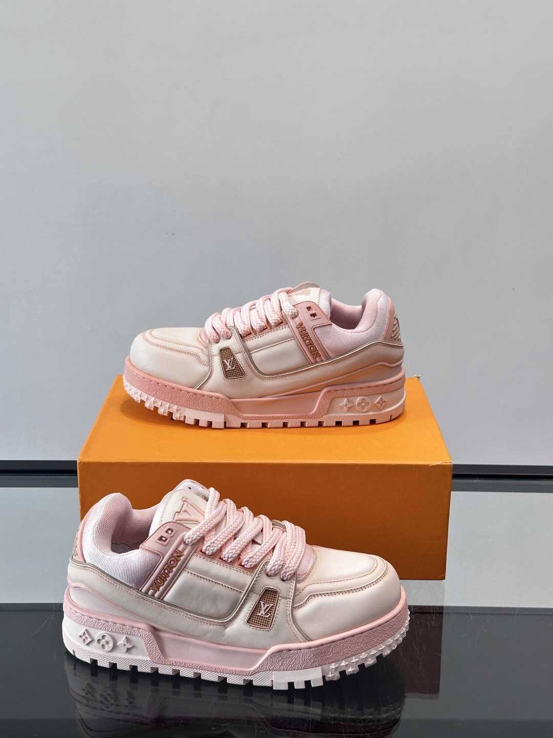 LV Trainer情侣👫运动鞋，采用优质皮革，鞋面有经典Monogram压纹，搭配金属LV标志，品牌感