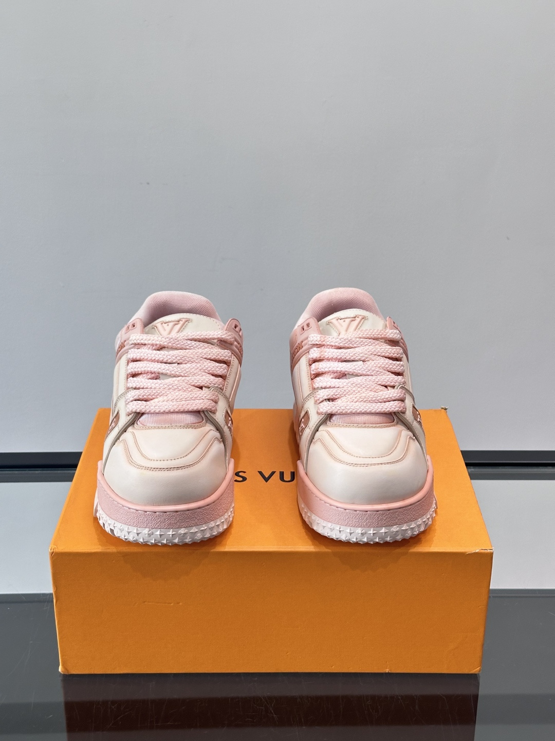 LV Trainer情侣👫运动鞋，采用优质皮革，鞋面有经典Monogram压纹，搭配金属LV标志，品牌感