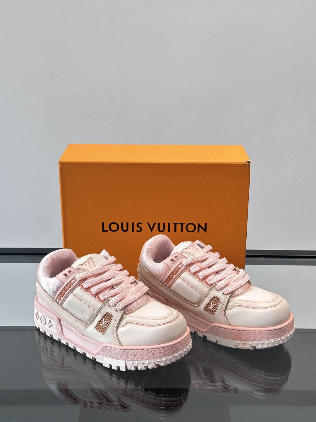 LV Trainer情侣👫运动鞋，采用优质皮革，鞋面有经典Monogram压纹，搭配金属LV标志，品牌感