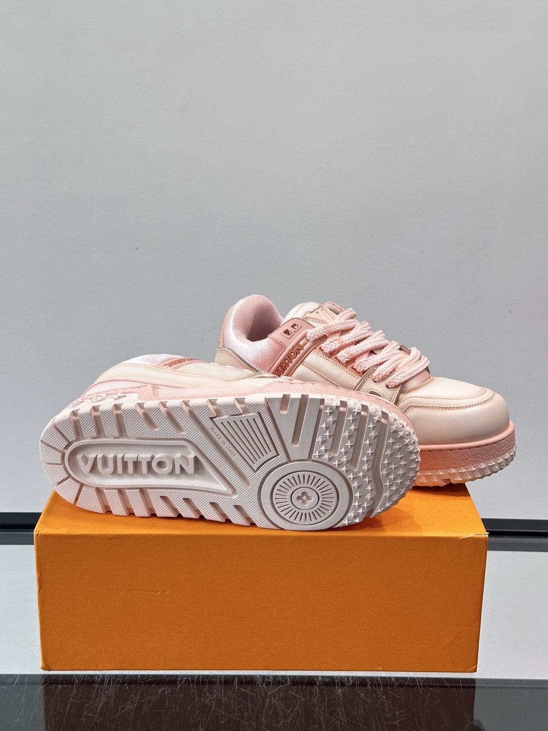 LV Trainer情侣👫运动鞋，采用优质皮革，鞋面有经典Monogram压纹，搭配金属LV标志，品牌感