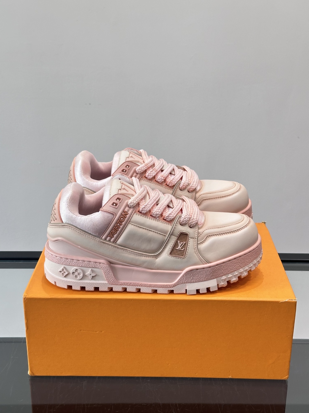 LV Trainer情侣👫运动鞋，采用优质皮革，鞋面有经典Monogram压纹，搭配金属LV标志，品牌感