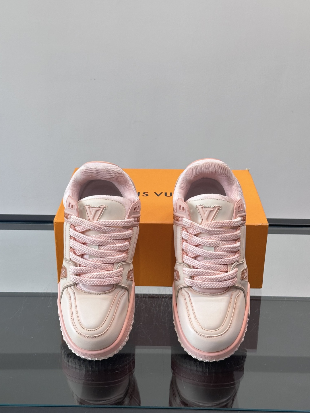 LV Trainer情侣👫运动鞋，采用优质皮革，鞋面有经典Monogram压纹，搭配金属LV标志，品牌感