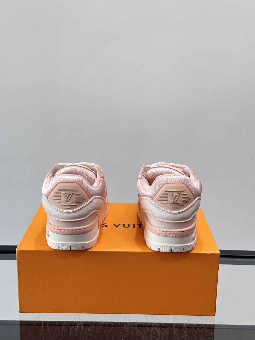 LV Trainer情侣👫运动鞋，采用优质皮革，鞋面有经典Monogram压纹，搭配金属LV标志，品牌感