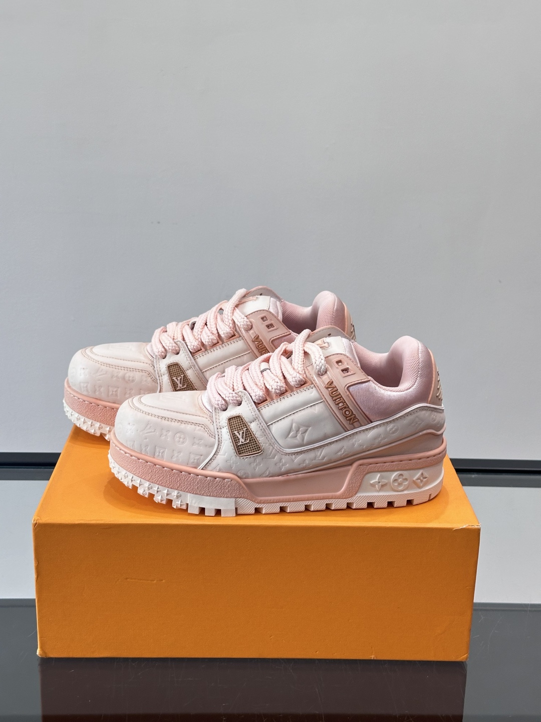 LV Trainer情侣👫运动鞋，采用优质皮革，鞋面有经典Monogram压纹，搭配金属LV标志，品牌感