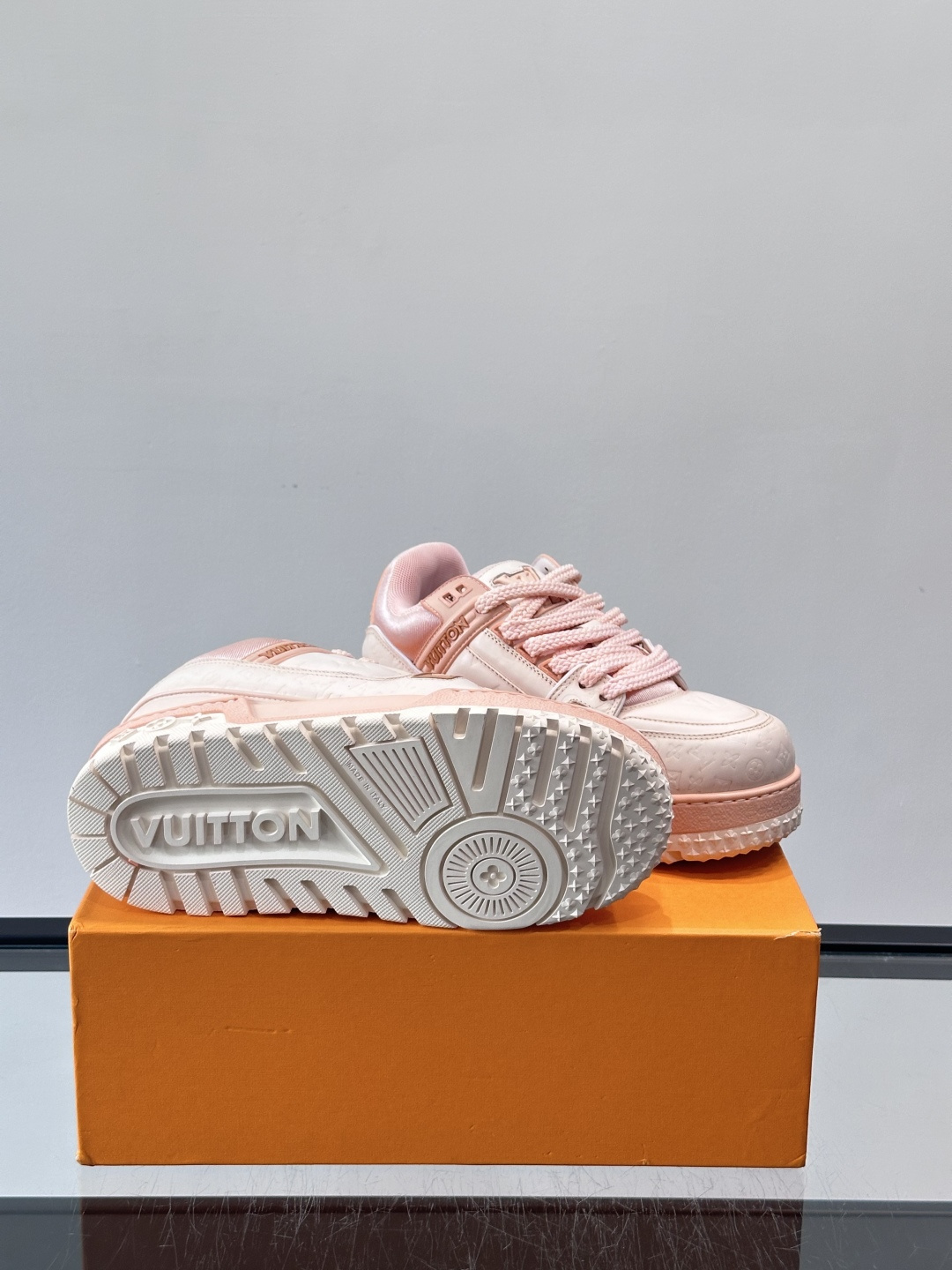 LV Trainer情侣👫运动鞋，采用优质皮革，鞋面有经典Monogram压纹，搭配金属LV标志，品牌感