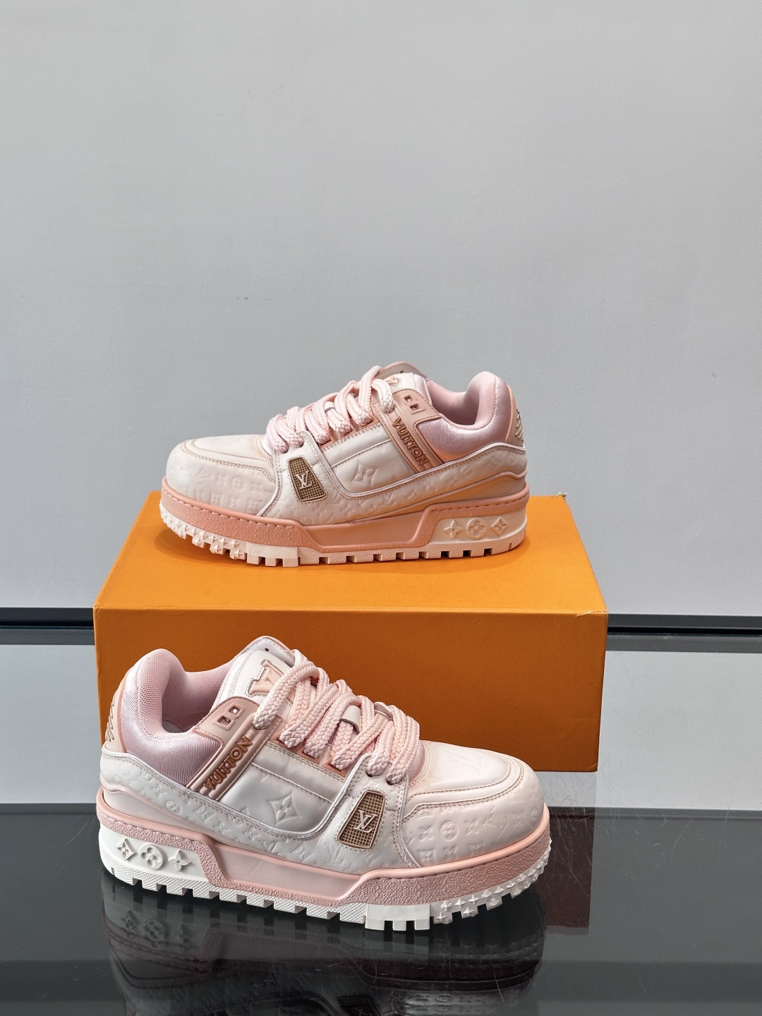 LV Trainer情侣👫运动鞋，采用优质皮革，鞋面有经典Monogram压纹，搭配金属LV标志，品牌感