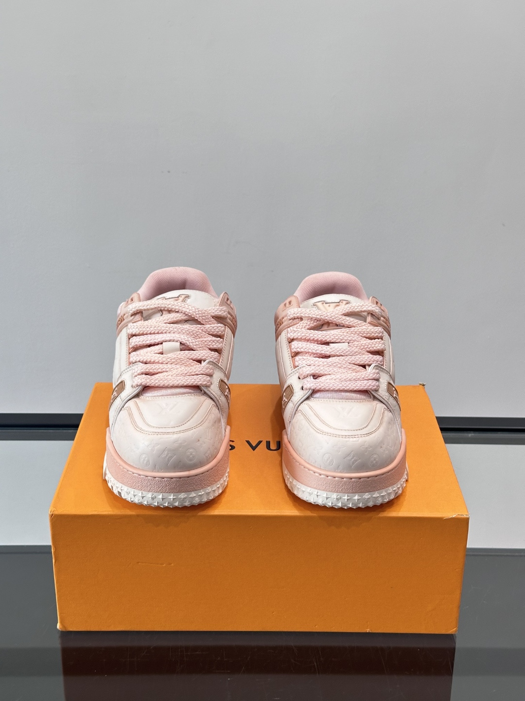 LV Trainer情侣👫运动鞋，采用优质皮革，鞋面有经典Monogram压纹，搭配金属LV标志，品牌感