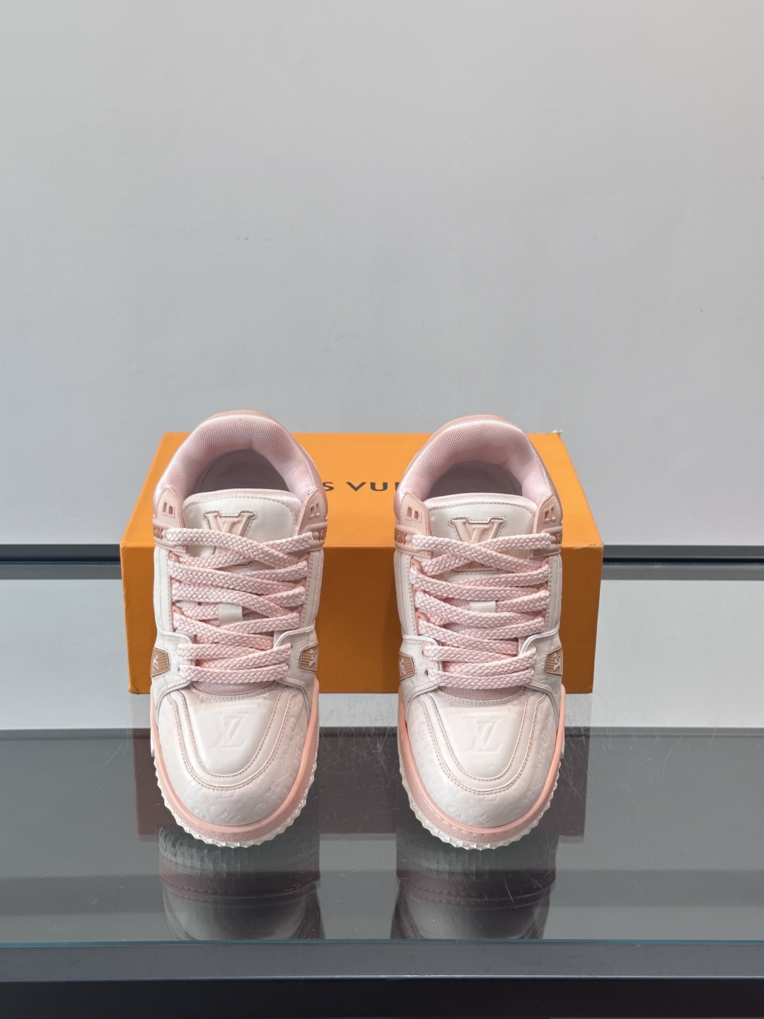 LV Trainer情侣👫运动鞋，采用优质皮革，鞋面有经典Monogram压纹，搭配金属LV标志，品牌感