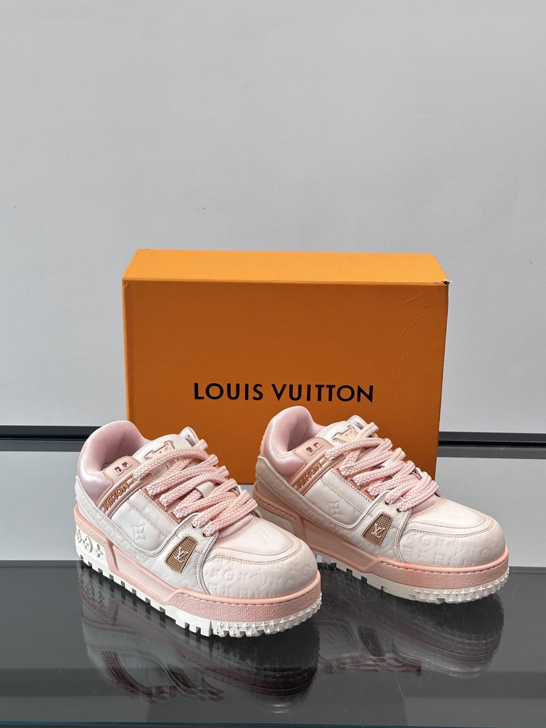 LV Trainer情侣👫运动鞋，采用优质皮革，鞋面有经典Monogram压纹，搭配金属LV标志，品牌感