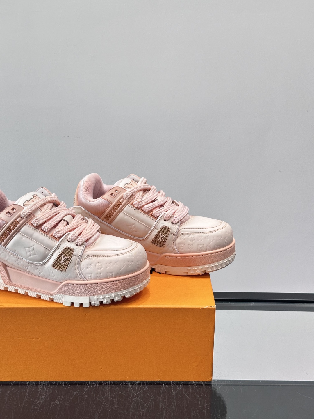 LV Trainer情侣👫运动鞋，采用优质皮革，鞋面有经典Monogram压纹，搭配金属LV标志，品牌感
