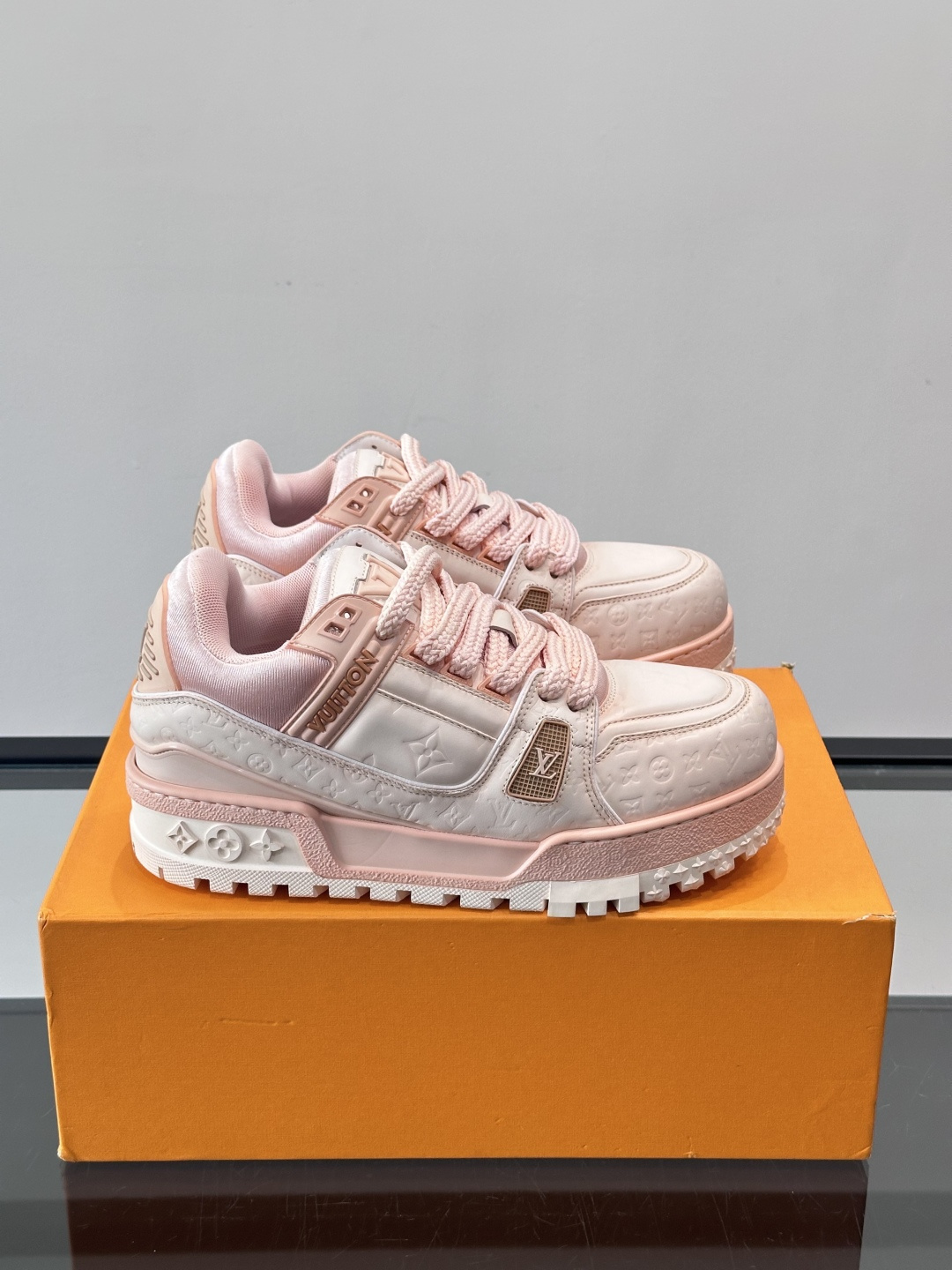 LV Trainer情侣👫运动鞋，采用优质皮革，鞋面有经典Monogram压纹，搭配金属LV标志，品牌感