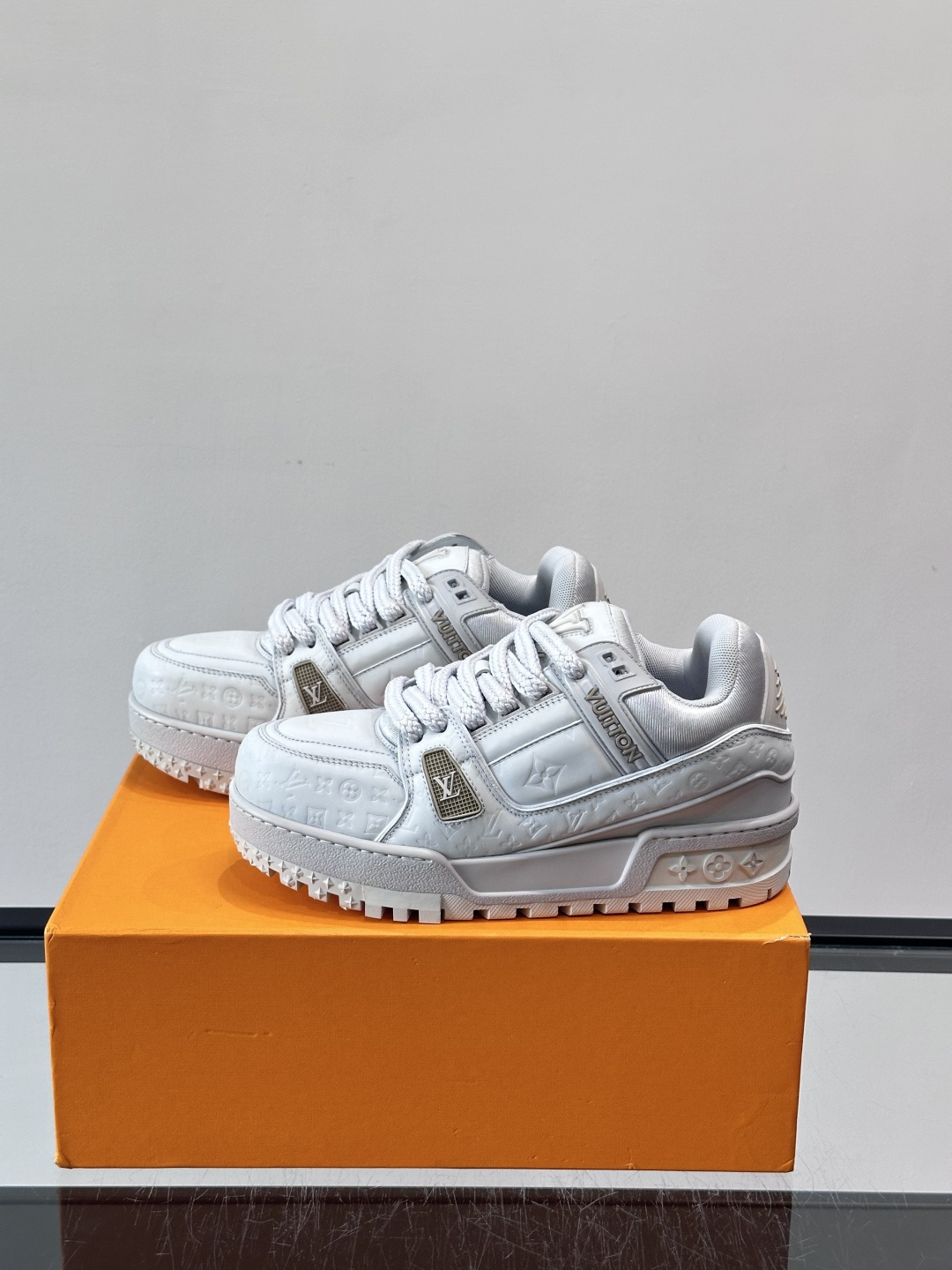 LV Trainer情侣👫运动鞋，采用优质皮革，鞋面有经典Monogram压纹，搭配金属LV标志，品牌感