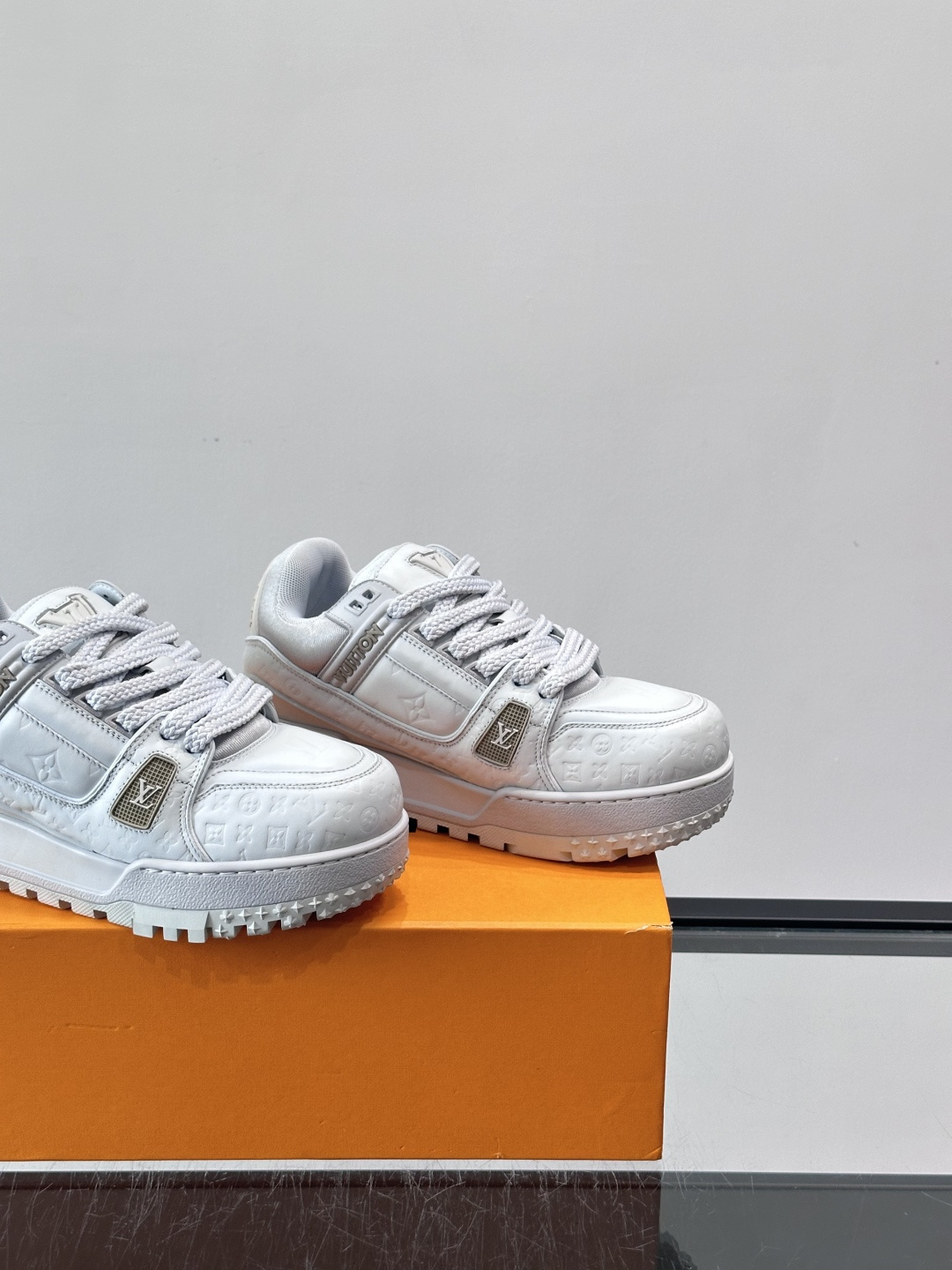 LV Trainer情侣👫运动鞋，采用优质皮革，鞋面有经典Monogram压纹，搭配金属LV标志，品牌感