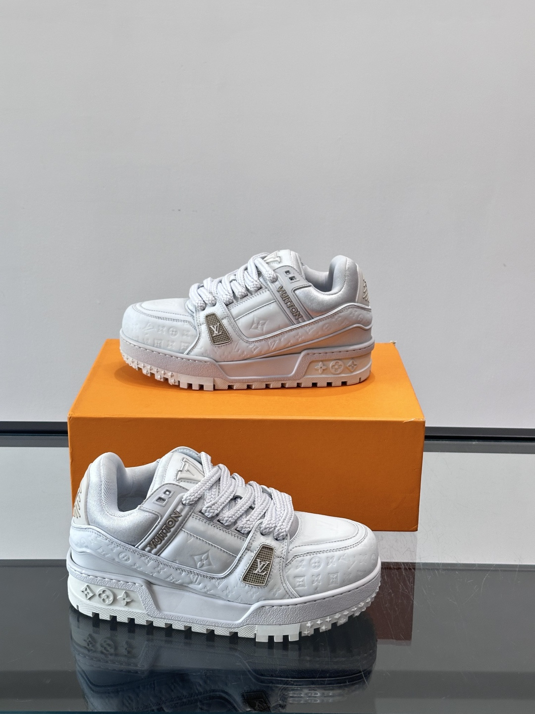 LV Trainer情侣👫运动鞋，采用优质皮革，鞋面有经典Monogram压纹，搭配金属LV标志，品牌感