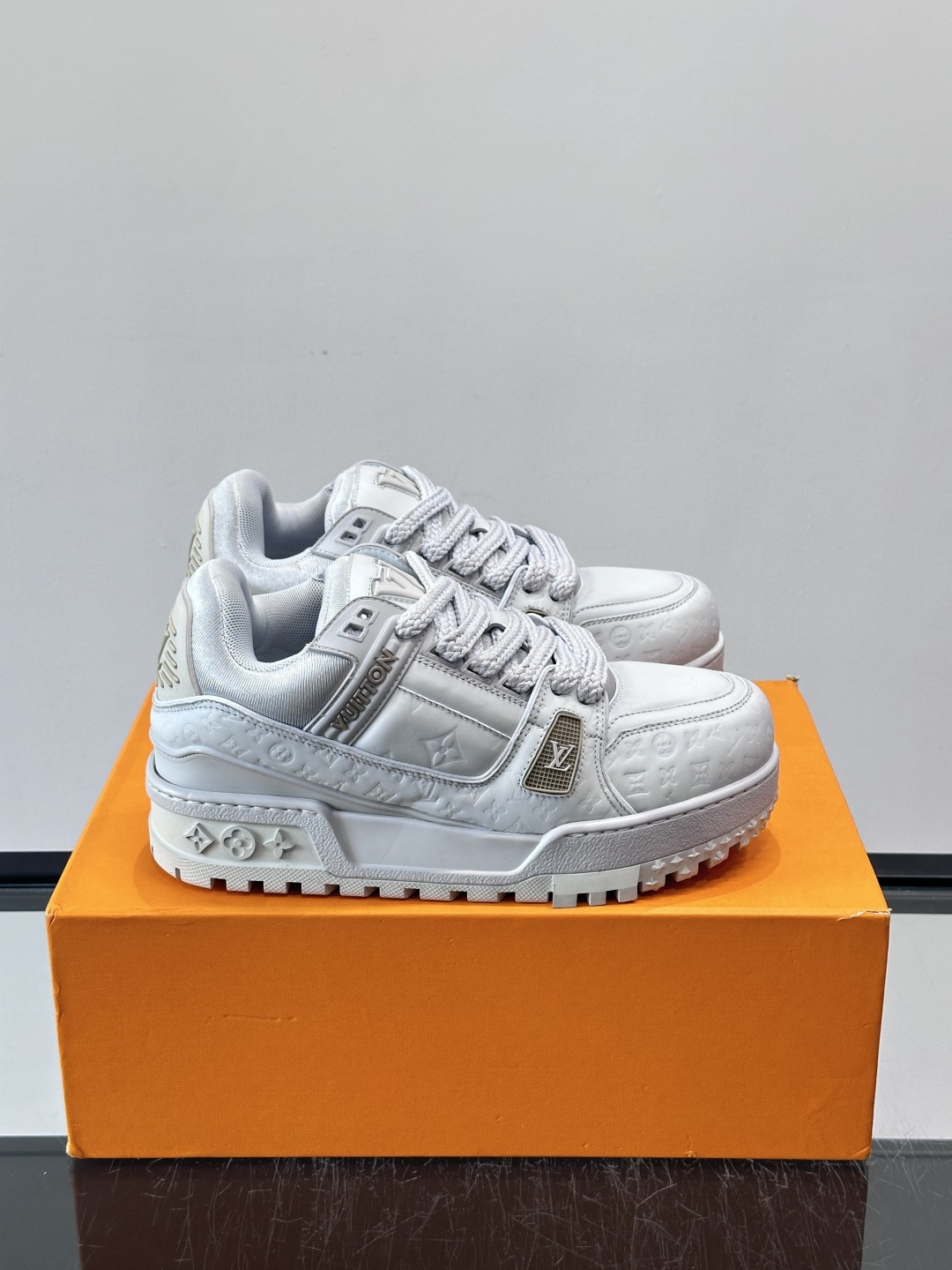 LV Trainer情侣👫运动鞋，采用优质皮革，鞋面有经典Monogram压纹，搭配金属LV标志，品牌感