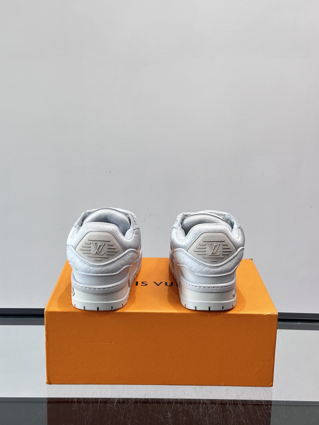 LV Trainer情侣👫运动鞋，采用优质皮革，鞋面有经典Monogram压纹，搭配金属LV标志，品牌感