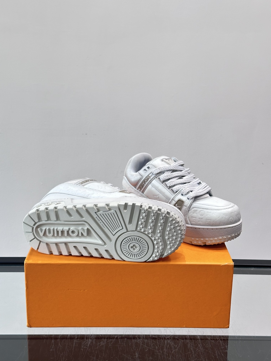 LV Trainer情侣👫运动鞋，采用优质皮革，鞋面有经典Monogram压纹，搭配金属LV标志，品牌感