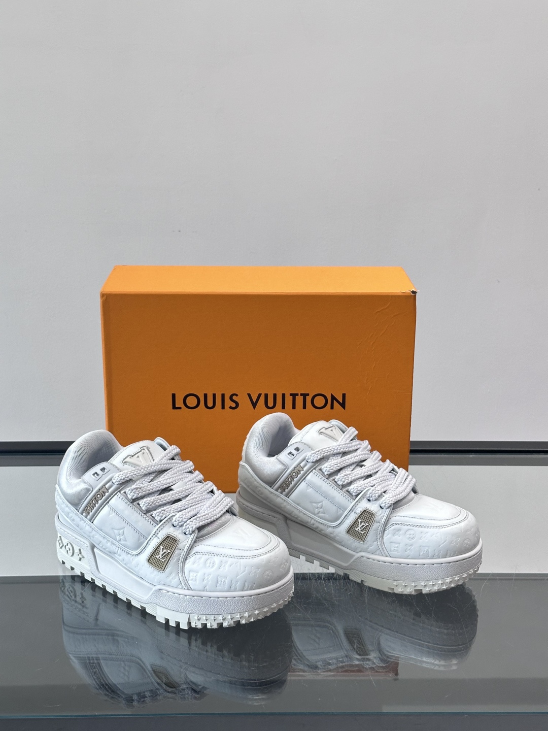 LV Trainer情侣👫运动鞋，采用优质皮革，鞋面有经典Monogram压纹，搭配金属LV标志，品牌感