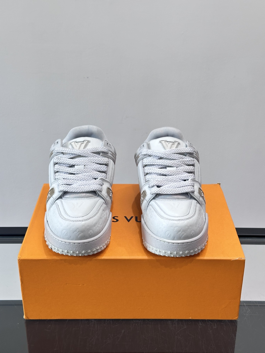 LV Trainer情侣👫运动鞋，采用优质皮革，鞋面有经典Monogram压纹，搭配金属LV标志，品牌感