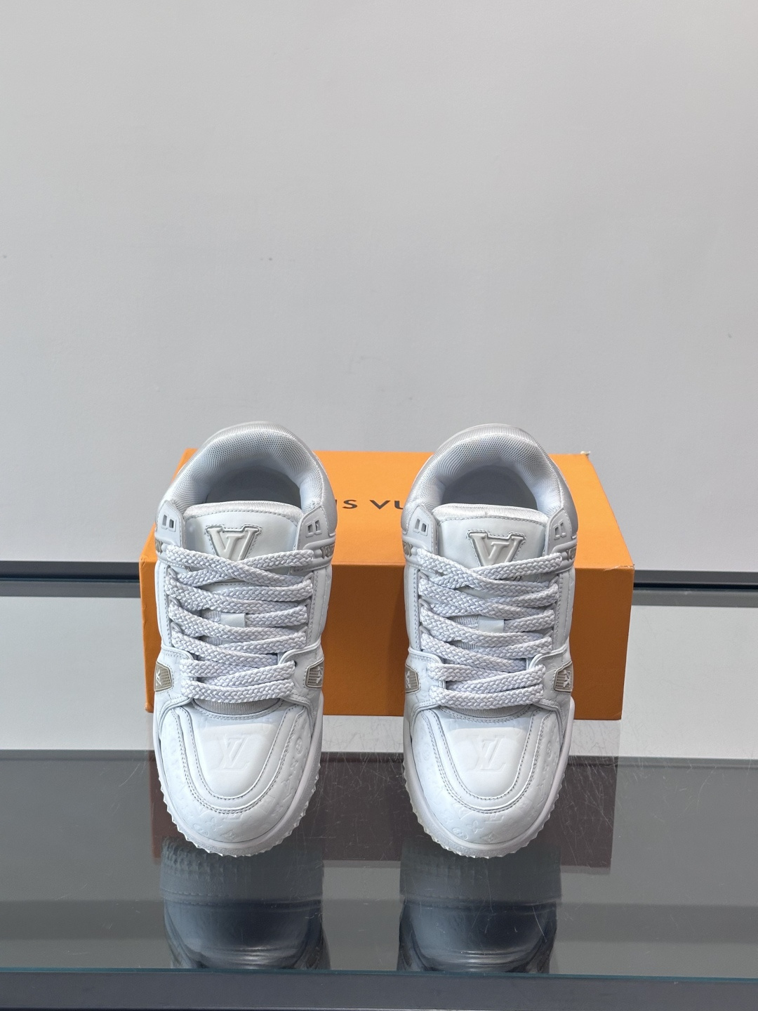 LV Trainer情侣👫运动鞋，采用优质皮革，鞋面有经典Monogram压纹，搭配金属LV标志，品牌感