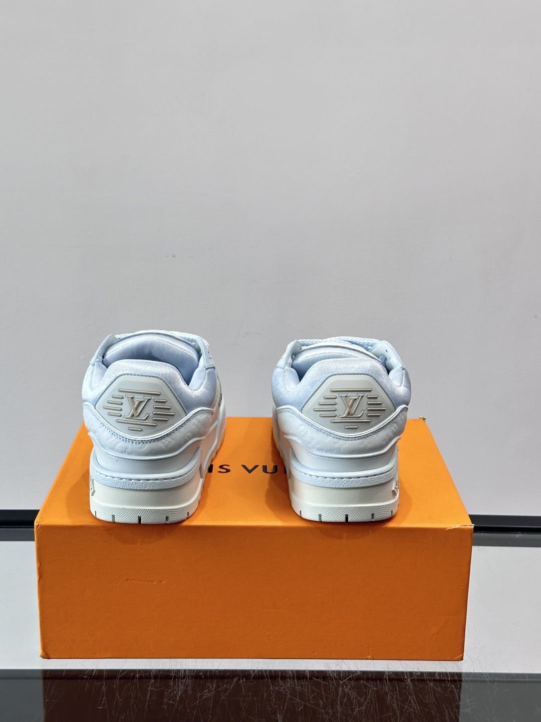LV Trainer情侣👫运动鞋，采用优质皮革，鞋面有经典Monogram压纹，搭配金属LV标志，品牌感