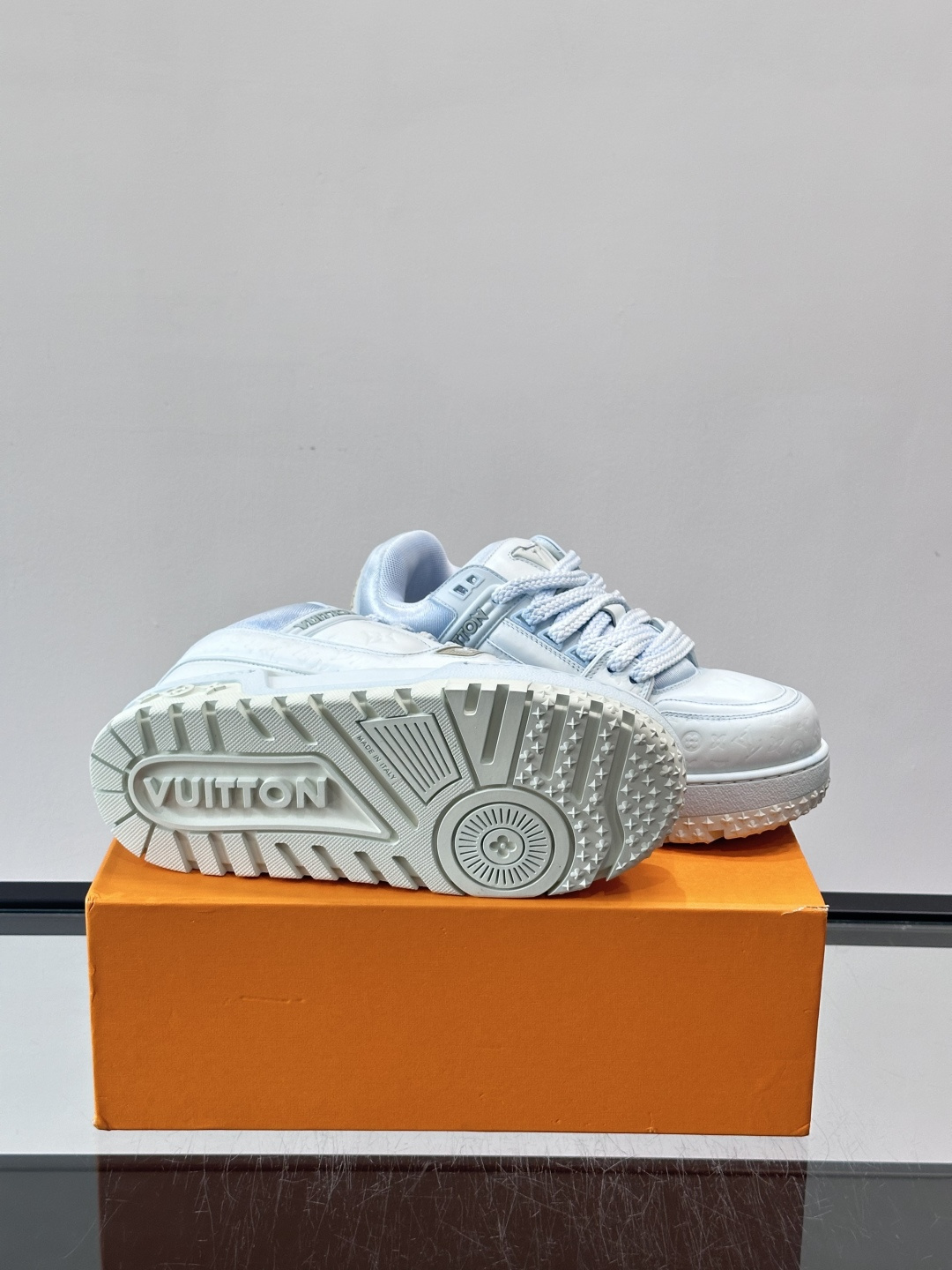 LV Trainer情侣👫运动鞋，采用优质皮革，鞋面有经典Monogram压纹，搭配金属LV标志，品牌感