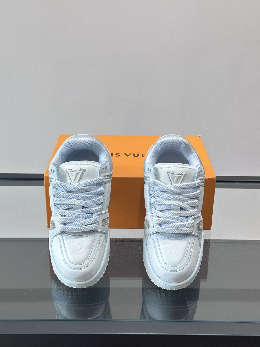 LV Trainer情侣👫运动鞋，采用优质皮革，鞋面有经典Monogram压纹，搭配金属LV标志，品牌感