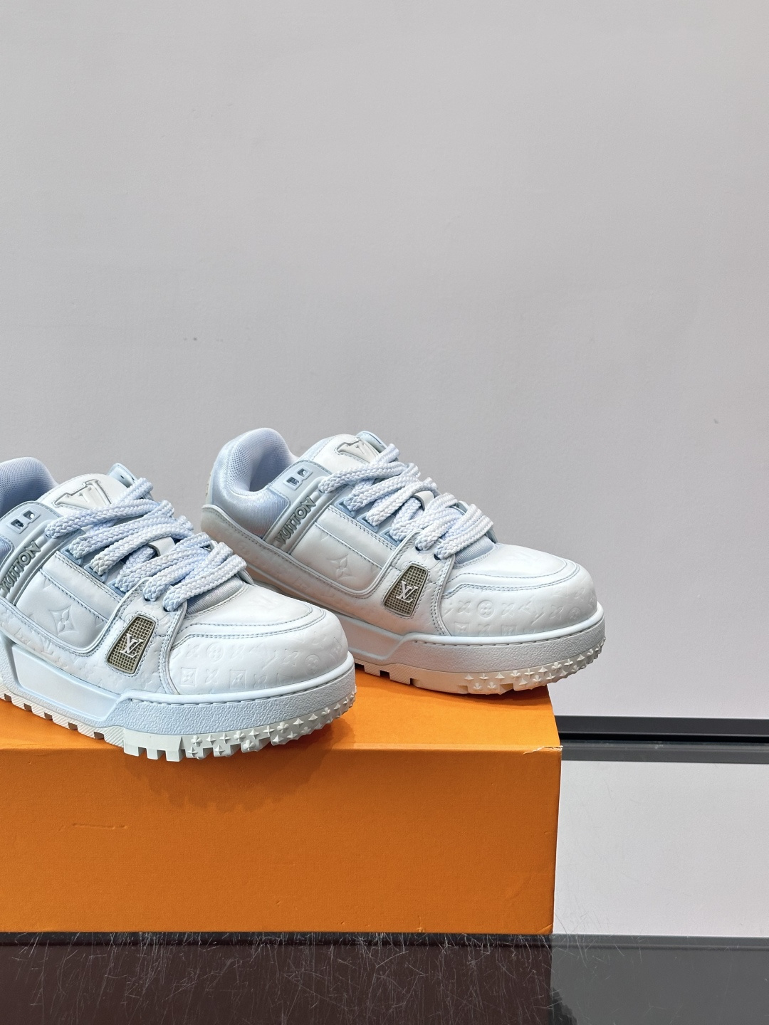 LV Trainer情侣👫运动鞋，采用优质皮革，鞋面有经典Monogram压纹，搭配金属LV标志，品牌感