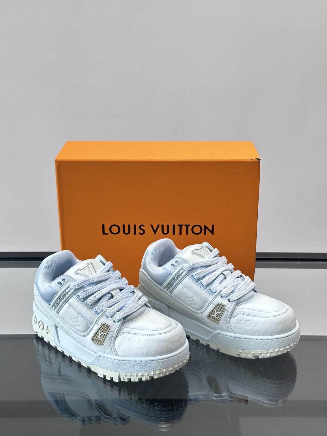 LV Trainer情侣👫运动鞋，采用优质皮革，鞋面有经典Monogram压纹，搭配金属LV标志，品牌感