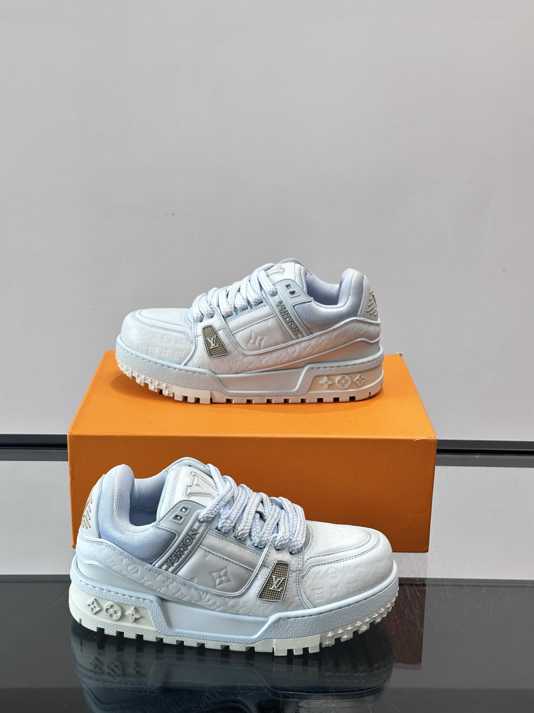 LV Trainer情侣👫运动鞋，采用优质皮革，鞋面有经典Monogram压纹，搭配金属LV标志，品牌感