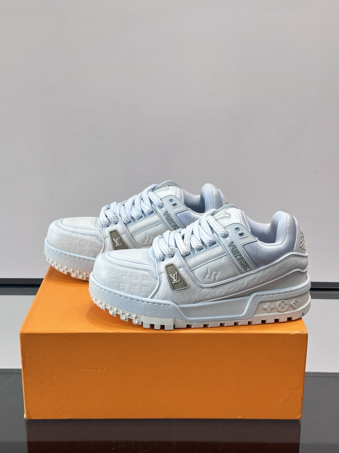 LV Trainer情侣👫运动鞋，采用优质皮革，鞋面有经典Monogram压纹，搭配金属LV标志，品牌感
