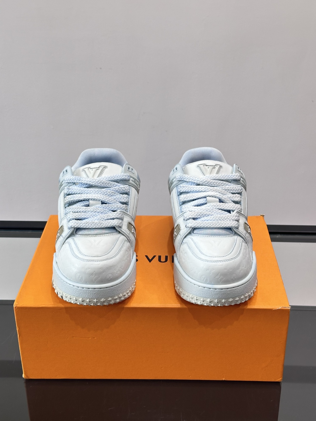 LV Trainer情侣👫运动鞋，采用优质皮革，鞋面有经典Monogram压纹，搭配金属LV标志，品牌感