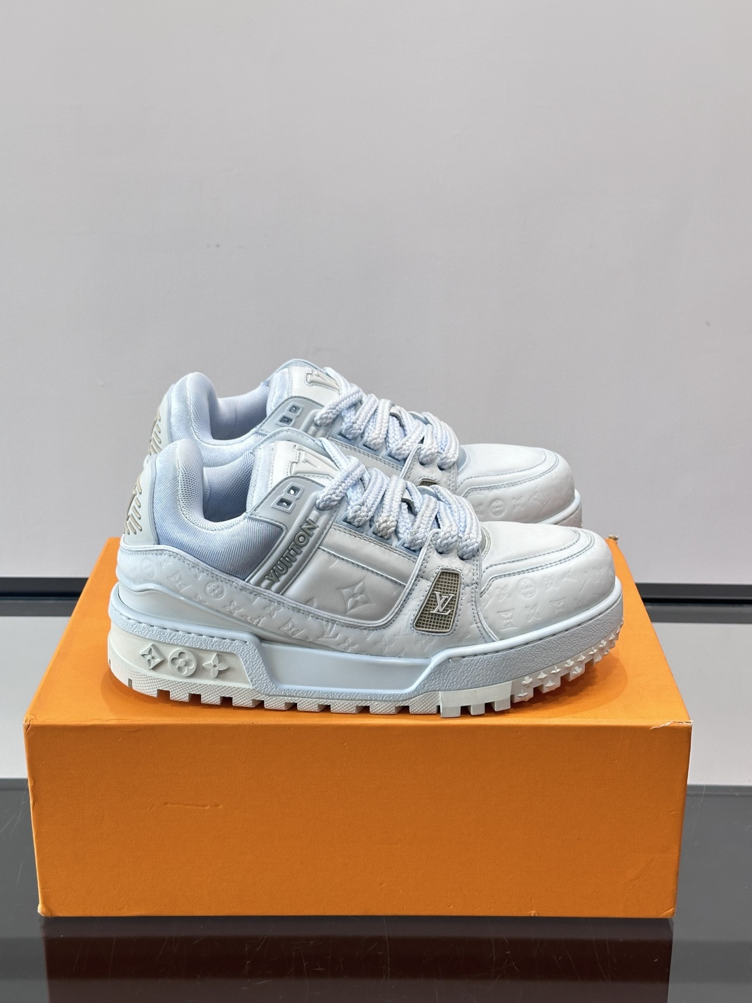 LV Trainer情侣👫运动鞋，采用优质皮革，鞋面有经典Monogram压纹，搭配金属LV标志，品牌感