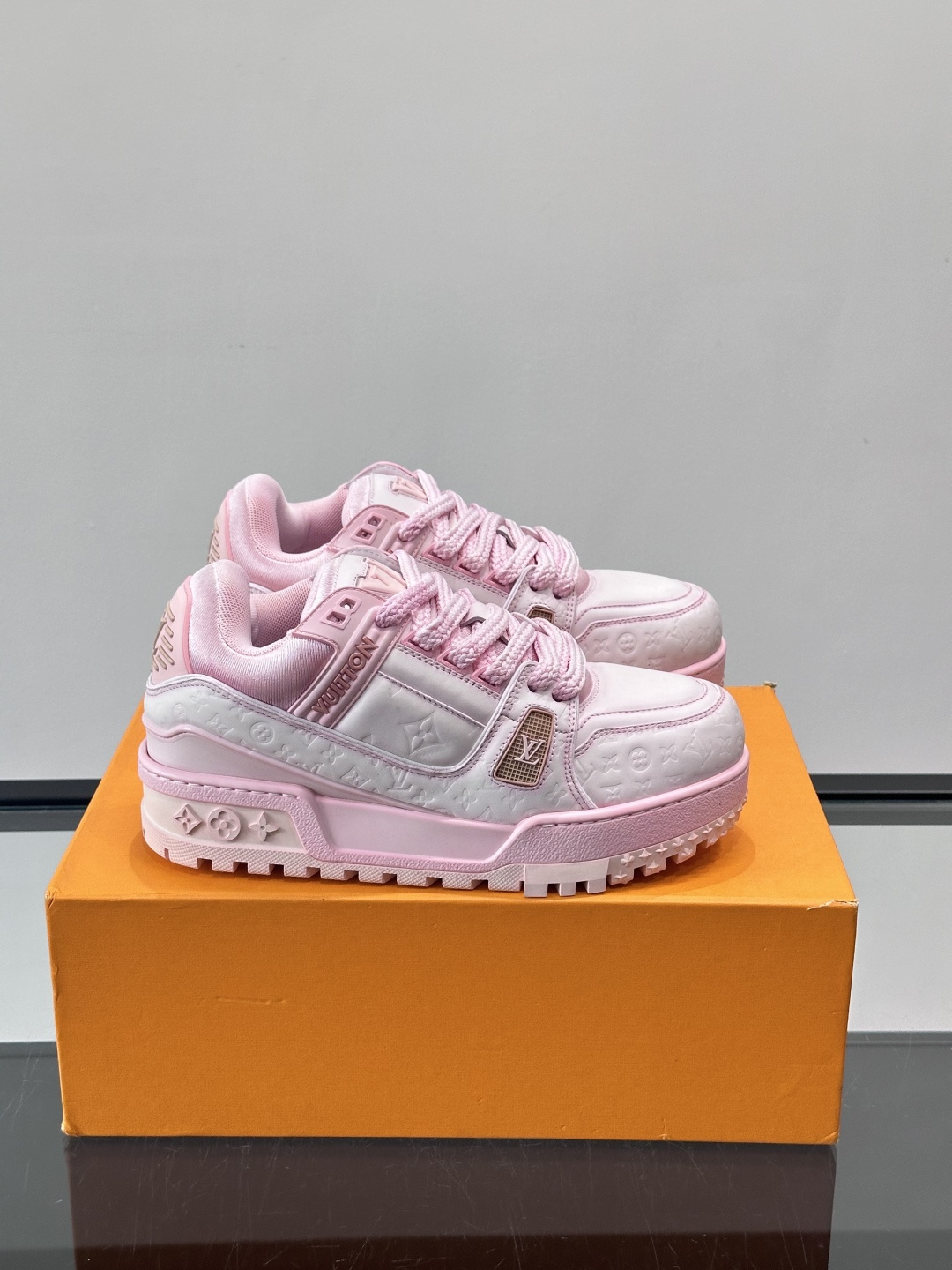 LV Trainer情侣👫运动鞋，采用优质皮革，鞋面有经典Monogram压纹，搭配金属LV标志，品牌感