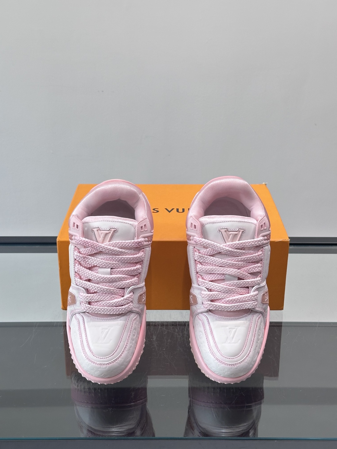 LV Trainer情侣👫运动鞋，采用优质皮革，鞋面有经典Monogram压纹，搭配金属LV标志，品牌感