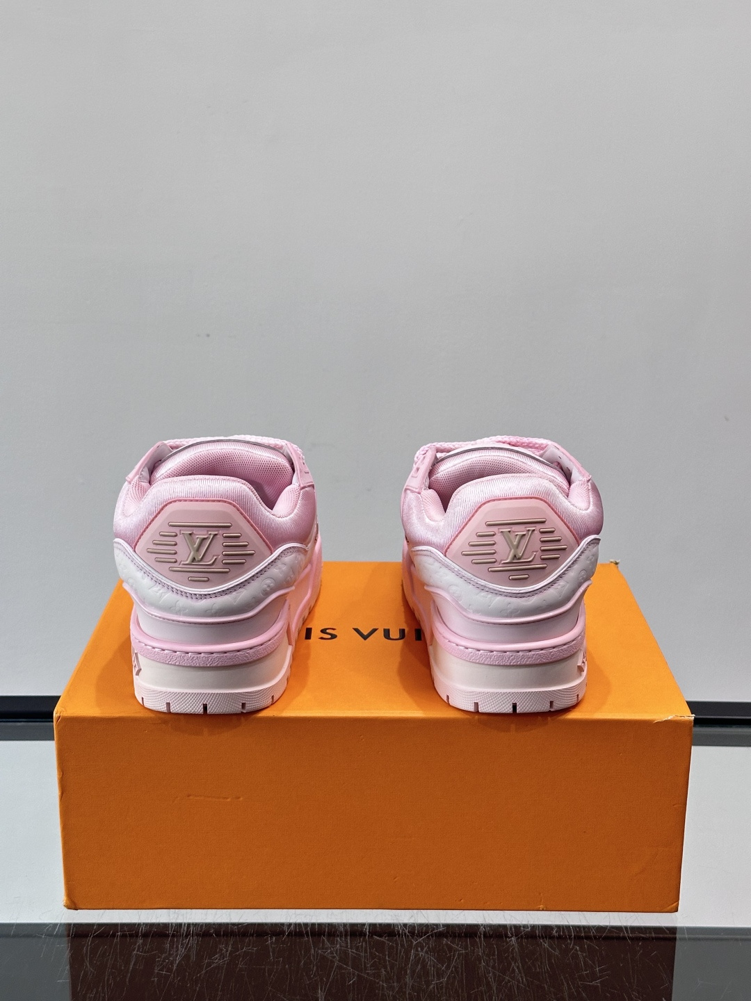 LV Trainer情侣👫运动鞋，采用优质皮革，鞋面有经典Monogram压纹，搭配金属LV标志，品牌感