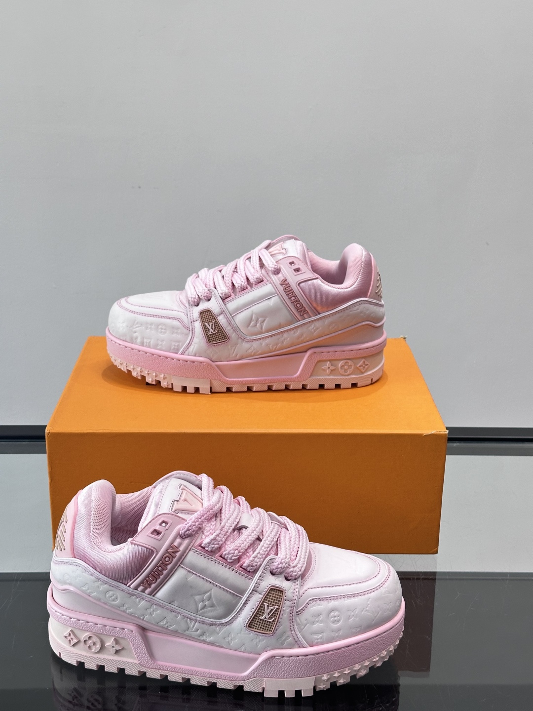 LV Trainer情侣👫运动鞋，采用优质皮革，鞋面有经典Monogram压纹，搭配金属LV标志，品牌感