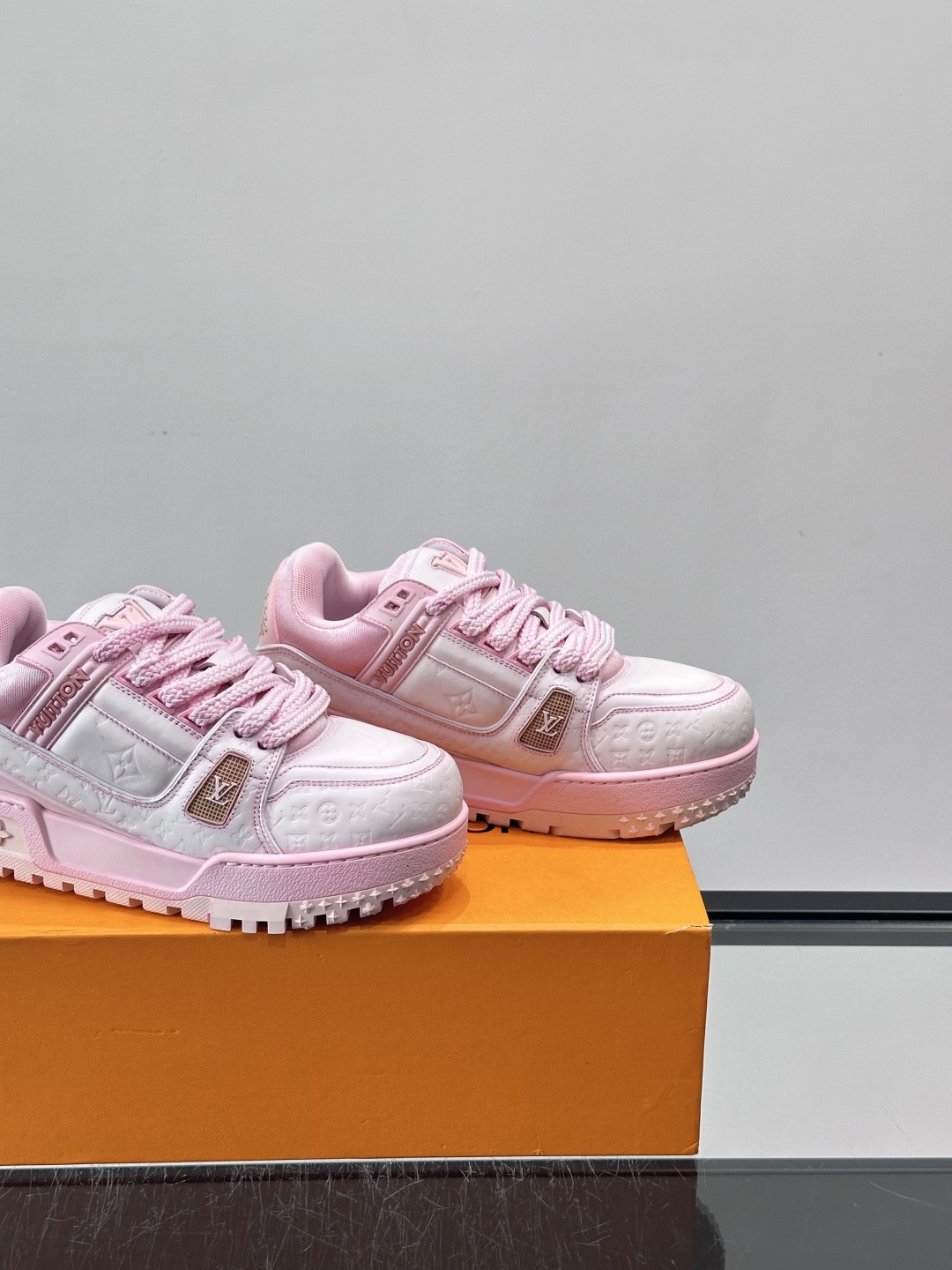 LV Trainer情侣👫运动鞋，采用优质皮革，鞋面有经典Monogram压纹，搭配金属LV标志，品牌感