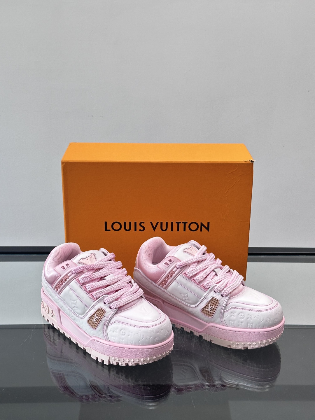 LV Trainer情侣👫运动鞋，采用优质皮革，鞋面有经典Monogram压纹，搭配金属LV标志，品牌感