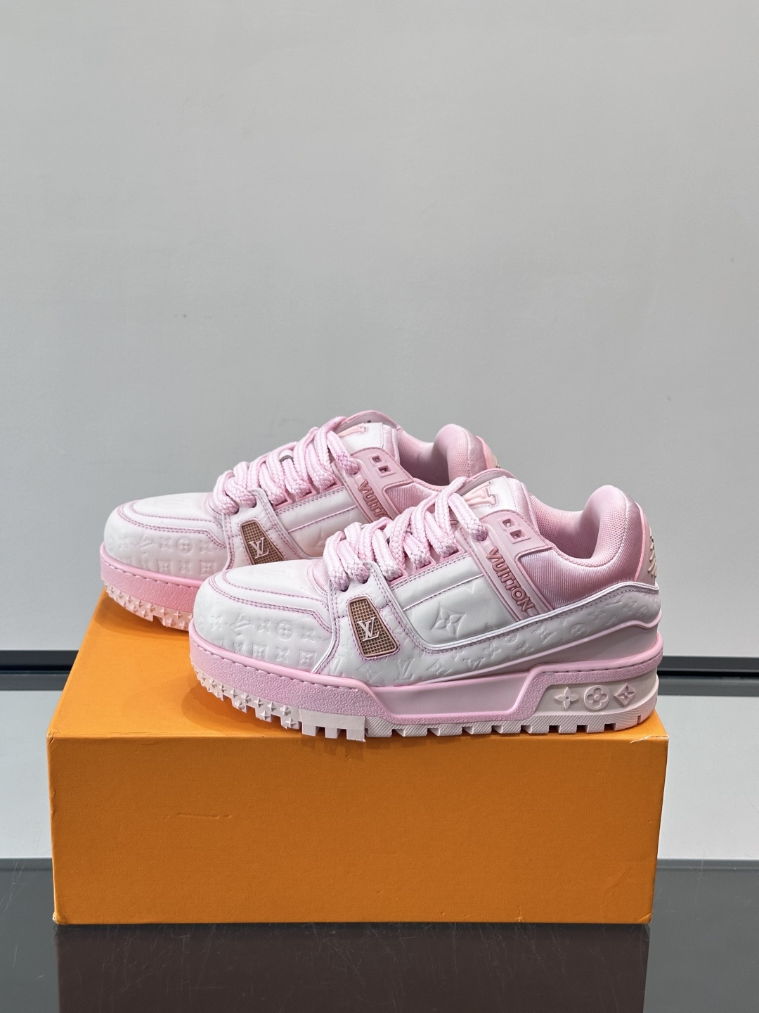 LV Trainer情侣👫运动鞋，采用优质皮革，鞋面有经典Monogram压纹，搭配金属LV标志，品牌感