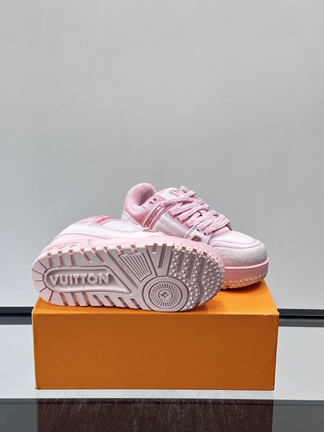 LV Trainer情侣👫运动鞋，采用优质皮革，鞋面有经典Monogram压纹，搭配金属LV标志，品牌感