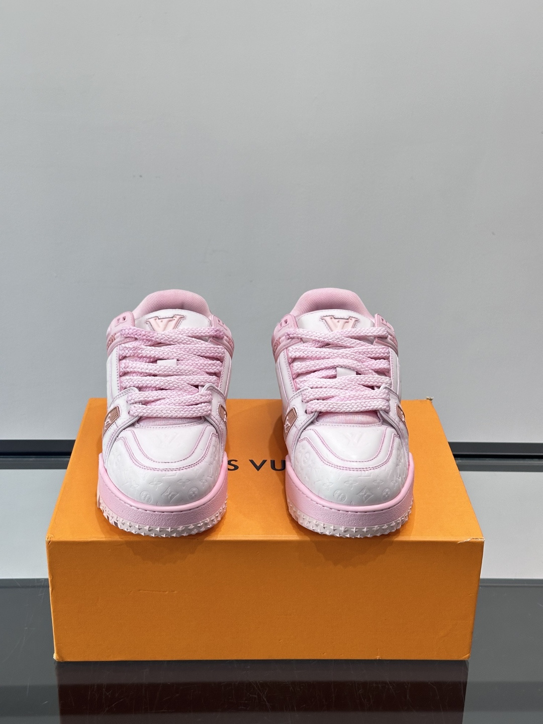 LV Trainer情侣👫运动鞋，采用优质皮革，鞋面有经典Monogram压纹，搭配金属LV标志，品牌感