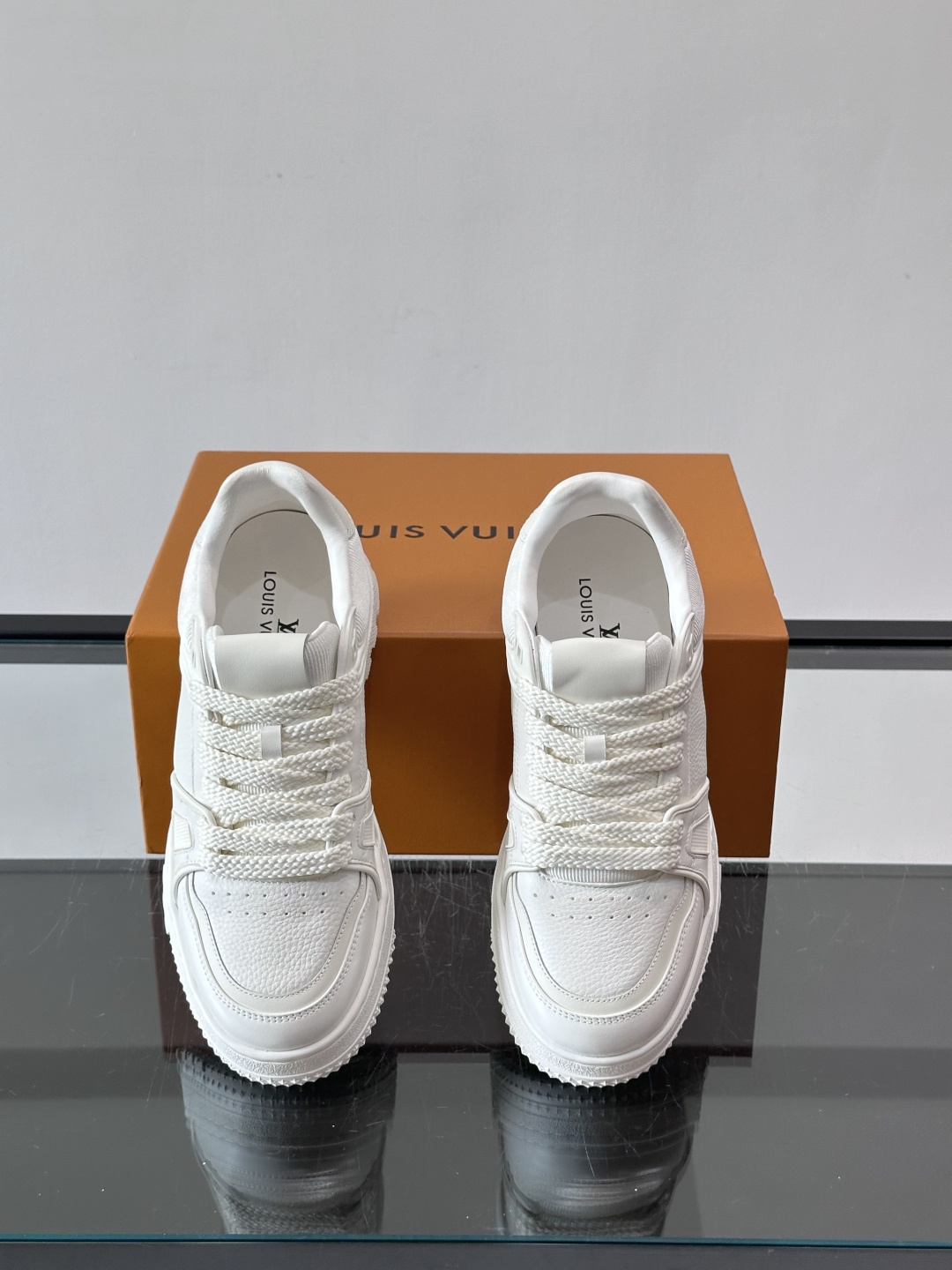 LV🫏家🏠男士拼色运动鞋，简约又有活力，鞋面采用牛皮革，透气又耐穿。厚实橡胶鞋底，防滑力满分，日常通勤或