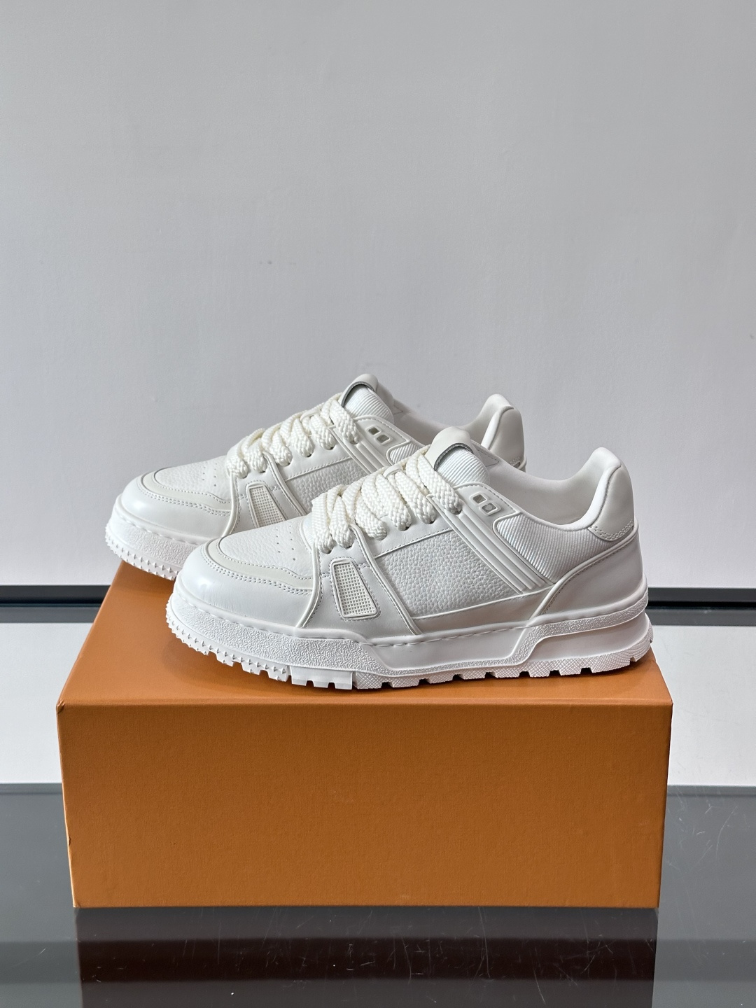 LV🫏家🏠男士拼色运动鞋，简约又有活力，鞋面采用牛皮革，透气又耐穿。厚实橡胶鞋底，防滑力满分，日常通勤或