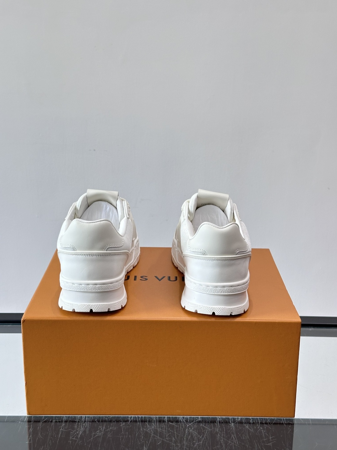 LV🫏家🏠男士拼色运动鞋，简约又有活力，鞋面采用牛皮革，透气又耐穿。厚实橡胶鞋底，防滑力满分，日常通勤或