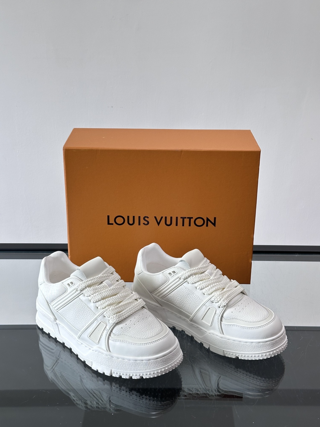 LV🫏家🏠男士拼色运动鞋，简约又有活力，鞋面采用牛皮革，透气又耐穿。厚实橡胶鞋底，防滑力满分，日常通勤或