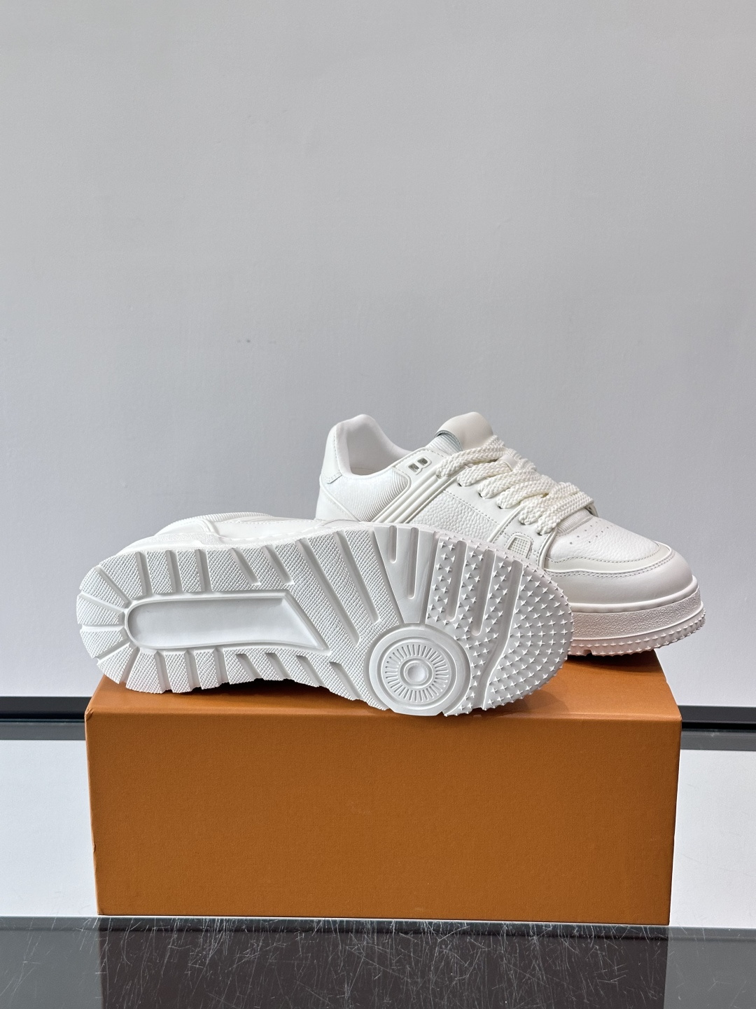 LV🫏家🏠男士拼色运动鞋，简约又有活力，鞋面采用牛皮革，透气又耐穿。厚实橡胶鞋底，防滑力满分，日常通勤或