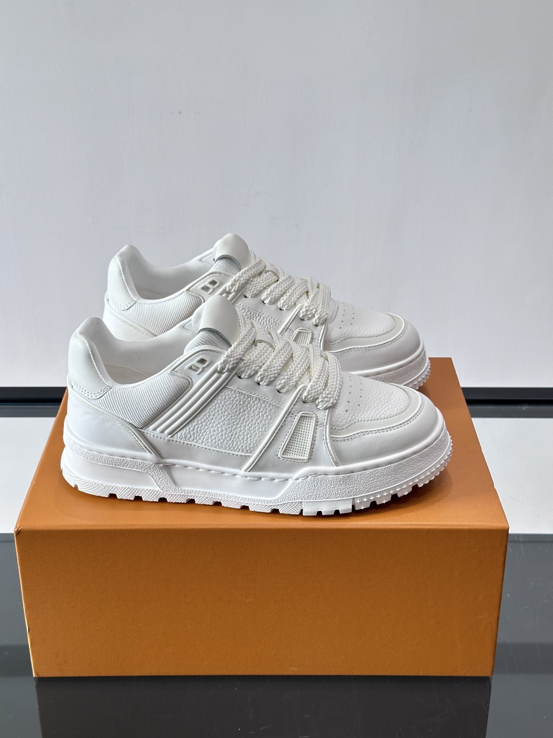 LV🫏家🏠男士拼色运动鞋，简约又有活力，鞋面采用牛皮革，透气又耐穿。厚实橡胶鞋底，防滑力满分，日常通勤或